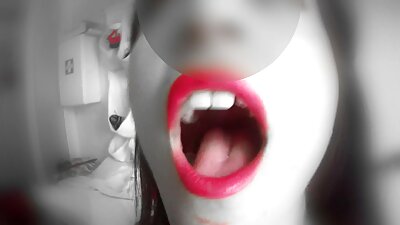 ਤੇਲਯੁਕਤ ਸਰੀਰ ਦੇ ਨਾਲ ਚਮਕਦਾਰ brunette ਪਤਲੀ masseur ਉਸ ਨੂੰ fuck ਲਈ ਸਹਾਇਕ ਹੈ