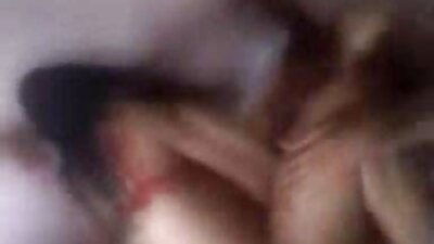 ਸ਼ੈਂਪੇਨ ਇਸ਼ਨਾਨ ਦੇ ਬਾਅਦ ਸੋਫੇ 'ਤੇ fucked ਕੁਦਰਤੀ tits ਦੇ ਨਾਲ ਏਸ਼ੀਆਈ slut